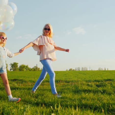 Junge-Frau,-Die-Spaß-Mit-Tochter-Hat,-Die-Mit-Luftballons-Spielt