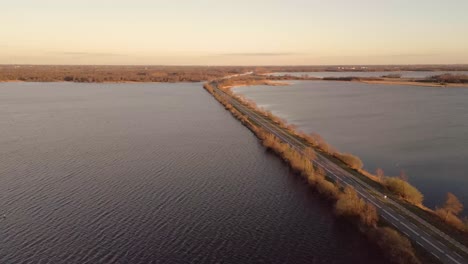 carretera panorámica sobre el agua al atardecer o al amanecer