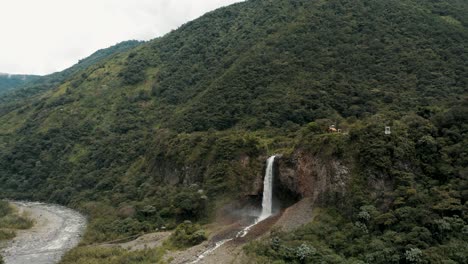 cascada manto de la novia que desemboca en el río pastaza en agoyan, ecuador