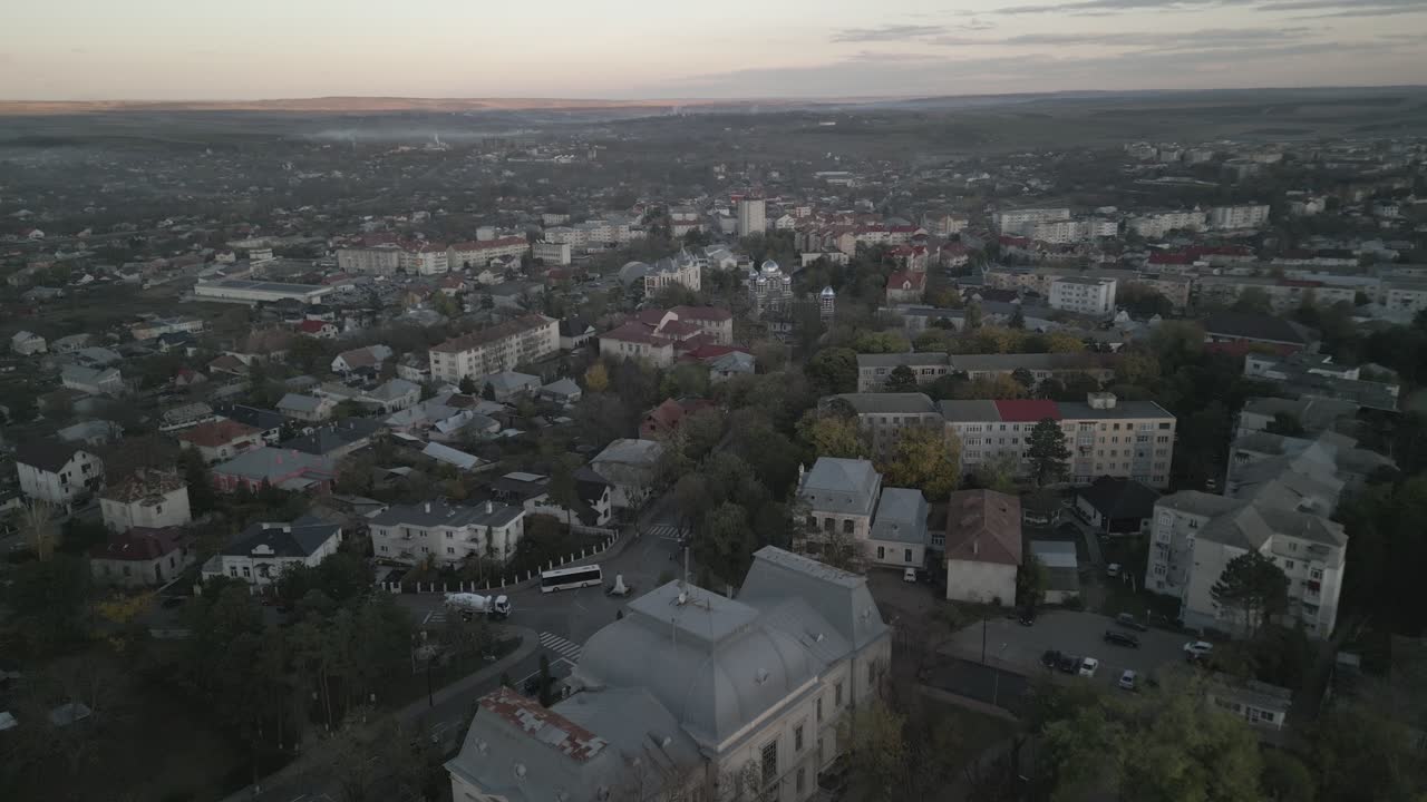 imágenes filmadas en rumania, volar sobre una ciudad llamada dorohoi con dji mini 3 pro en 4k y d-cinelike