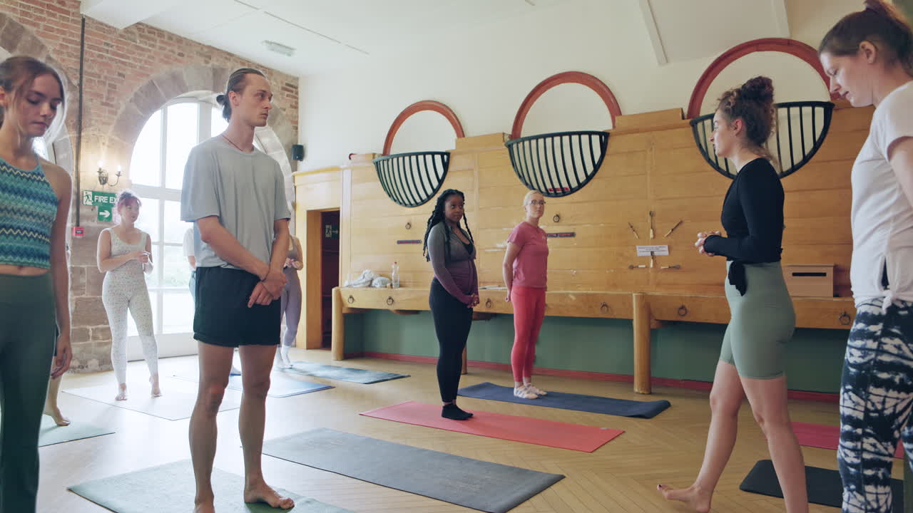 스튜디오 에서 요가 수업