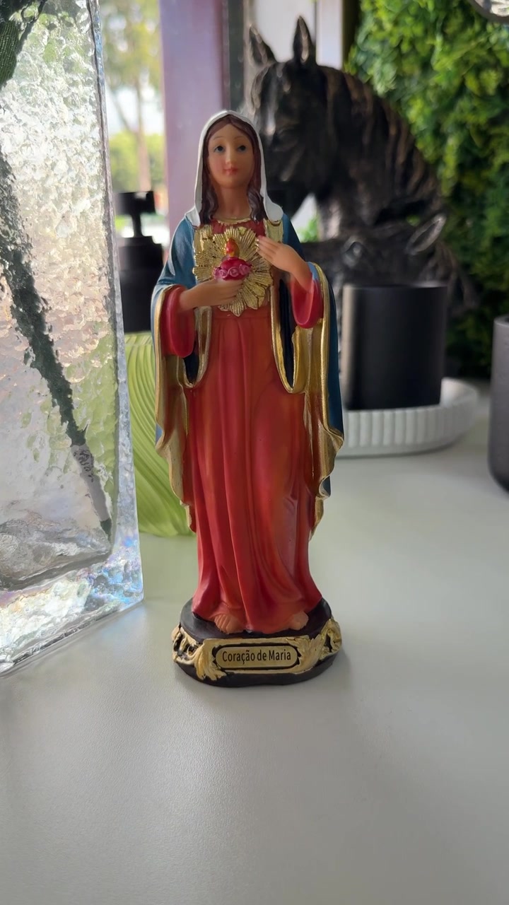 Statua del Cuore Immacolato di Maria su un tavolo