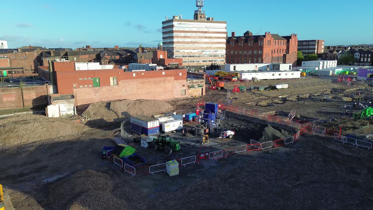 Graafwerkzaamheden bij stadsvernieuwing, luchtfoto van bouwplaats met publieke opgravingen.