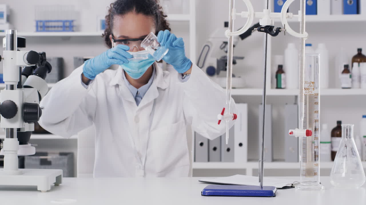 ciencia, covid y mujer con microscopio en el laboratorio