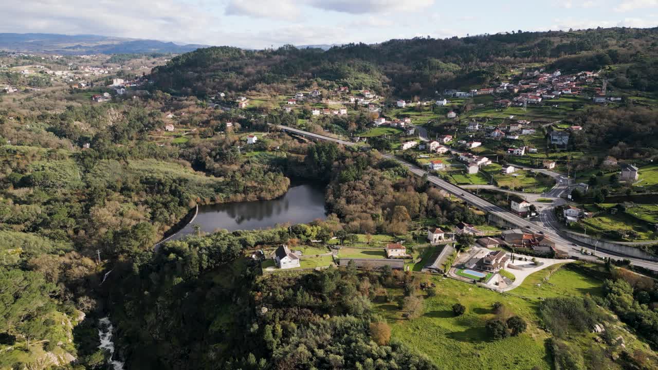 Vista aerea del bacino di Castadon vicino a Ceboliño, Ourense, Spagna