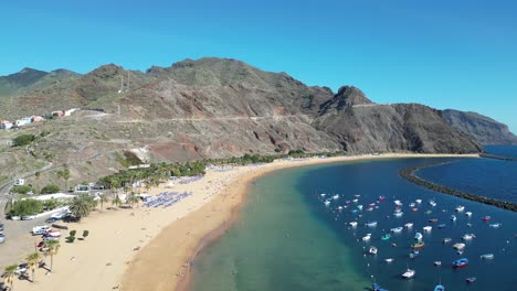 Océano-Con-Barcos-Y-Montañas-En-La-Parte-De-Atrás