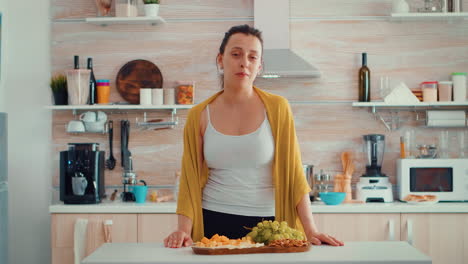 mujer vloger sentada en la cocina de casa