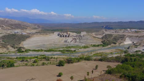 Drone-Vista-Panorámica-Del-Paisaje-De-La-Construcción-De-La-Represa-De-Monte-Grande-En-Progreso,-Barahona,-República-Dominicana