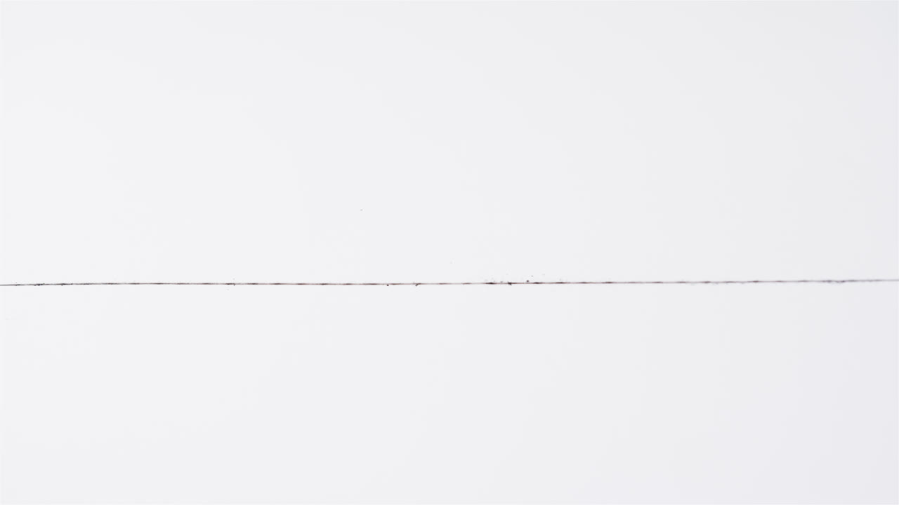 백색 배경 에 연필 로 그린 선 의 클로즈 업, 슬로우 모션 에서 복사 공간