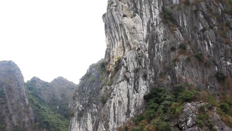 Inclinar-Hacia-Abajo-De-Una-Roca-En-La-Bahía-De-Halong,-Vietnam