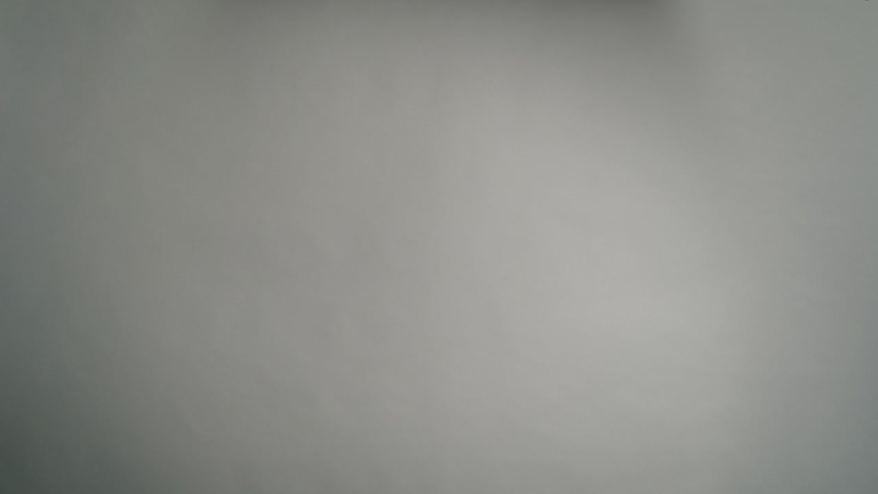 Hombre nerd divertido sobre fondo gris.