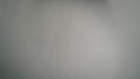 hombre gracioso nerd en fondo gris