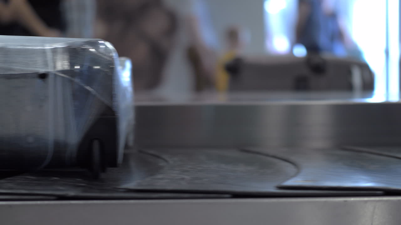 чемоданы на конвейерной ленте в аэропорту