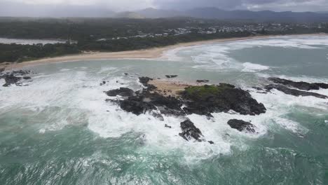 Promontorio-Rocoso-Con-Olas-Rompientes-Espumosas-Con-Vistas-Al-Municipio-De-Sawtell-Beach-En-La-Costa-Norte-De-Nueva-Gales-Del-Sur,-Australia