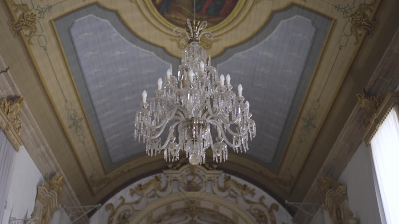 클래식한 화려한 인테리어를 밝히는 고급스러운 샹들리에