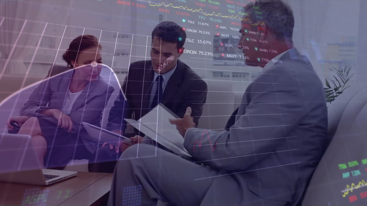 animação do processamento de dados do mercado de ações sobre diversos empresários discutindo no escritório