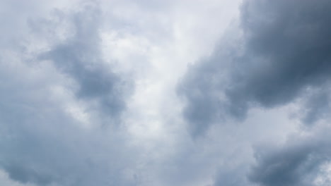 Lapso-De-Tiempo-De-Nubes-En-Movimiento-Rápido-En-El-Cielo-Azul-A-Nubes-De-Sombra-Oscura-Capturadas-Durante-El-Día-Soleado-Hasta-La-Hora-Tardía-Capturadas-En-La-República-Checa-Europa-Super-Alta-Resolución