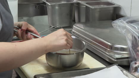 chef preparando comida en una cocina