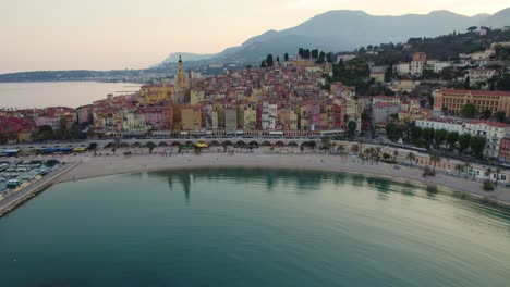 Mittelmeerstrand-Bei-Sonnenuntergang-Auf-Menton,-Französische-Riviera-Küste,-Antenne