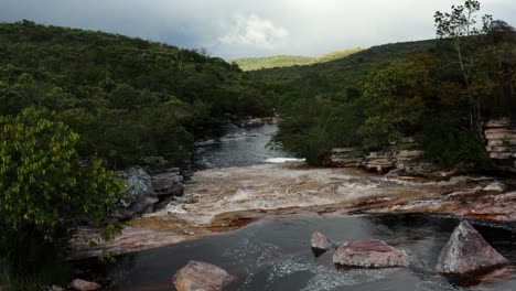 hermosa muñeca de drones aéreos en una toma del río mucugezinho con una pequeña cascada inclinada que conduce a una piscina natural cerca del pozo del diablo en el parque nacional chapada diamantina en brasil