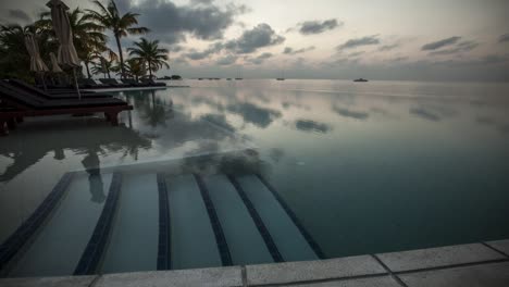 Zeitraffer-Eines-Sonnenaufgangs-In-Einem-Infinity-Pool