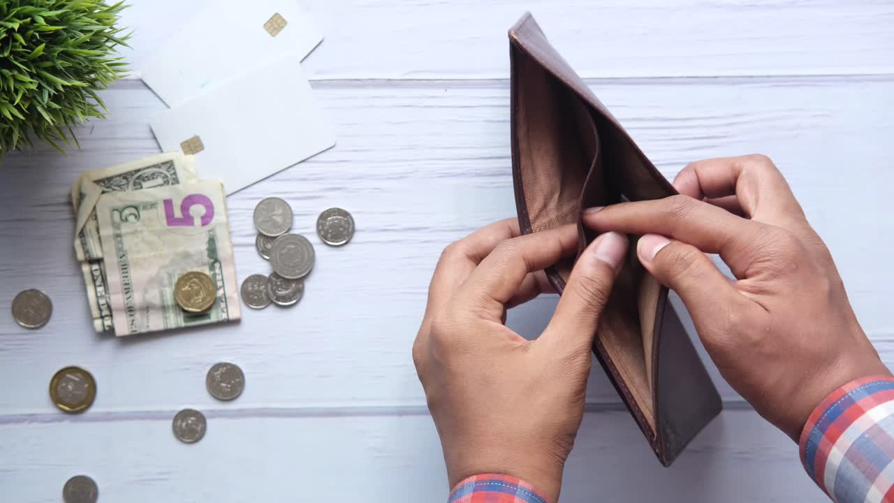 Cartera vacía y mano sosteniéndola
