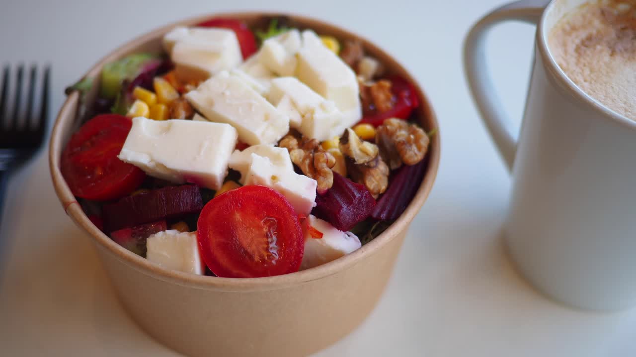 Tigela de Salada Saudável com Queijo Feta e Café
