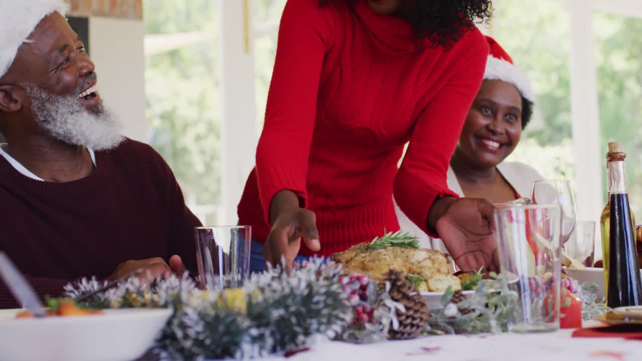 familia afroamericana con sombreros de santa claus