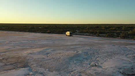 Vorwärtsschuss,-Wohnmobil,-Überlandung,-Expeditions-Truck,-Geparkt,-Salziger-Bereich,-Ende-Des-Tages,-Wilde-Landschaft