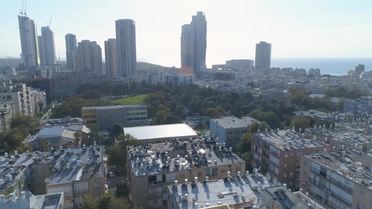 지중해 연안의 해안 도시인 바트 야마의 공중 풍경, 파노라마 스카이 라인 및 도시 해경, 이스라엘, 주거 도시 전망, 중동 건물 및 거리, 지평선에 집을 습니다.