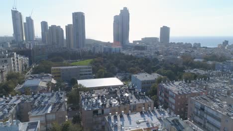 vista aérea de la ciudad costera de bat yam en las orillas del mar mediterráneo como horizonte panorámico y paisaje marítimo urbano, israel.