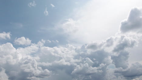 gran ángulo de nubes moviéndose lentamente a través de un cielo azul claro