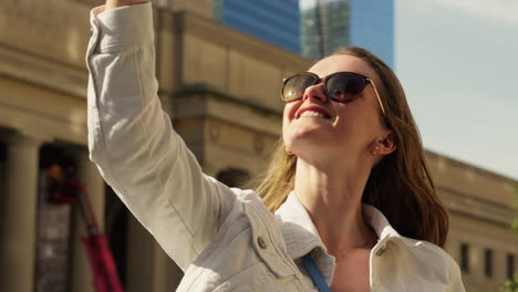 Una-Joven-Sonriendo-Y-Explorando-Toronto-Con-El-Teléfono