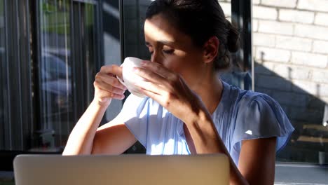 mujer de negocios tomando una taza de café