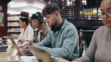 estudiantes que estudian en una biblioteca