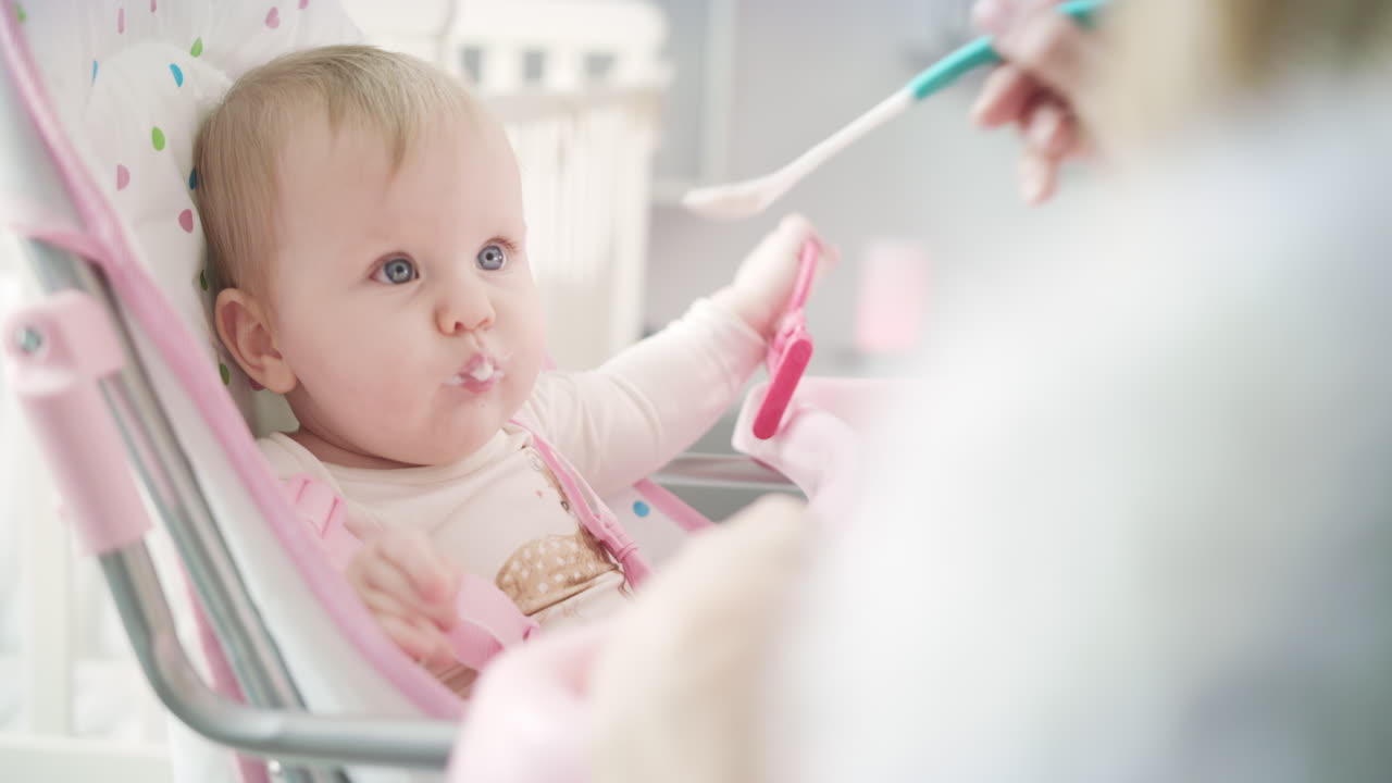 을 먹는 아기 얼굴의 클로즈업 뷰