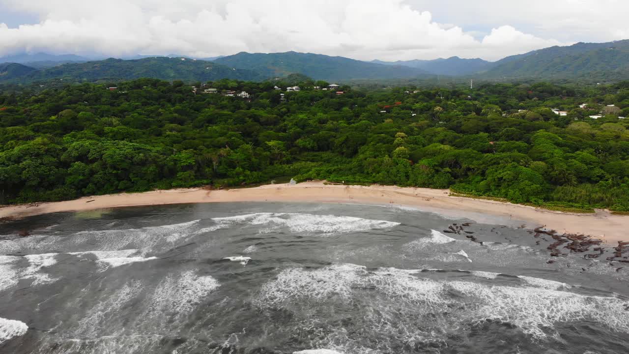 playa prístina en playa guiones, vasto paisaje de costa rica como telón de fondo