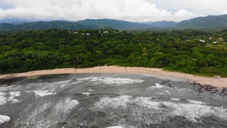 Playa-Prístina-En-Playa-Guiones,-Vasto-Paisaje-De-Costa-Rica-Como-Telón-De-Fondo