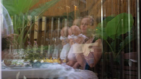 mujer con bebé en el reflejo de vidrio