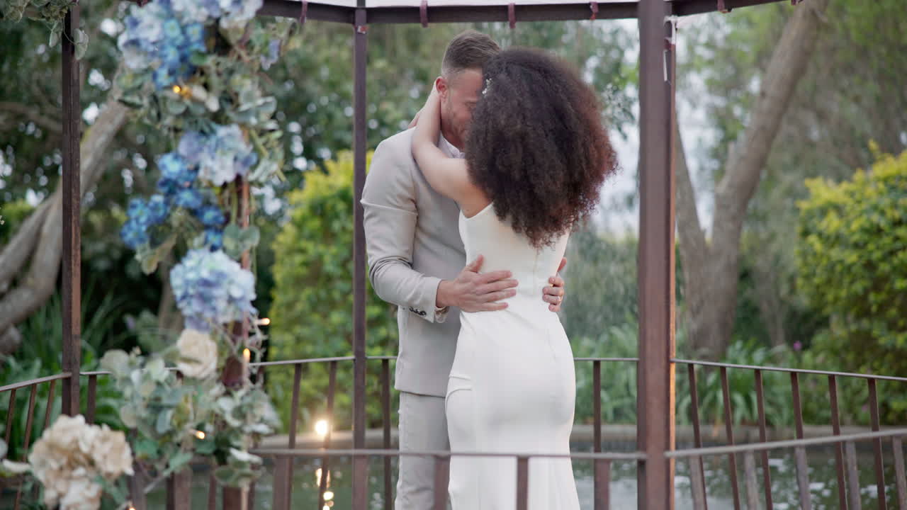 Ballo di matrimonio, coppia e parco all'aperto con amore