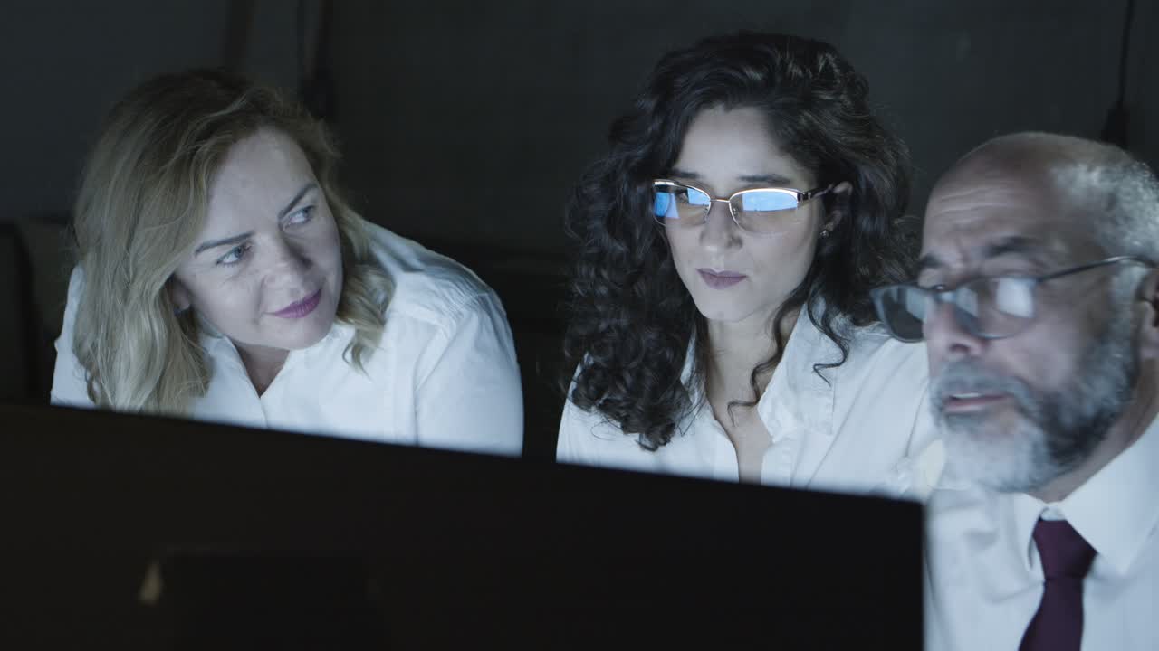 데스크 컴퓨터를 사용하는 집중된 사업가