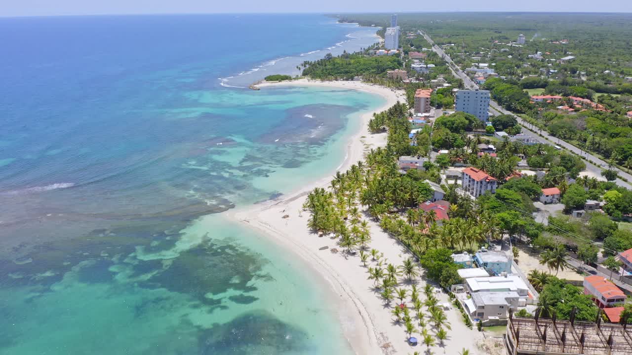 Vista aerea di una spiaggia tropicale e hotel turistici a Juan Dolio, San Pedro de Macoris, Repubblica Dominicana