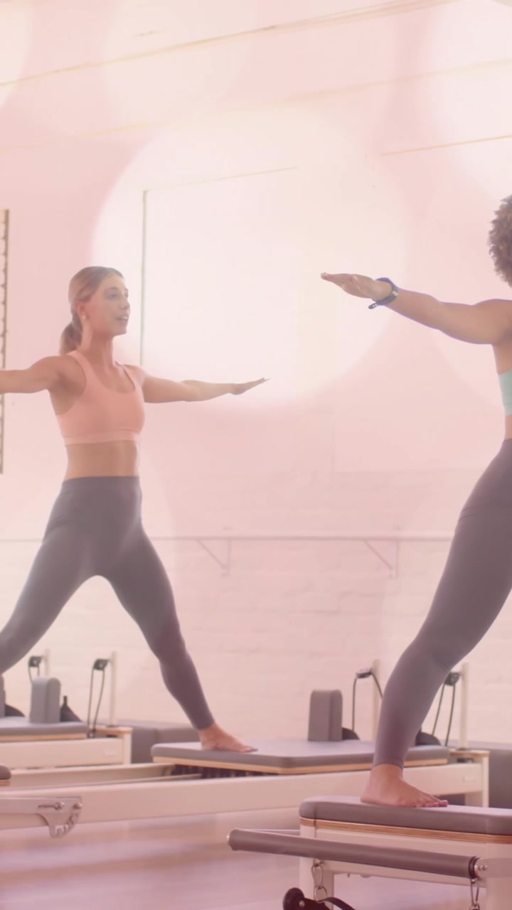 Donne che praticano Pilates sui reformer, con un'animazione di fitness e benessere in sovrapposizione