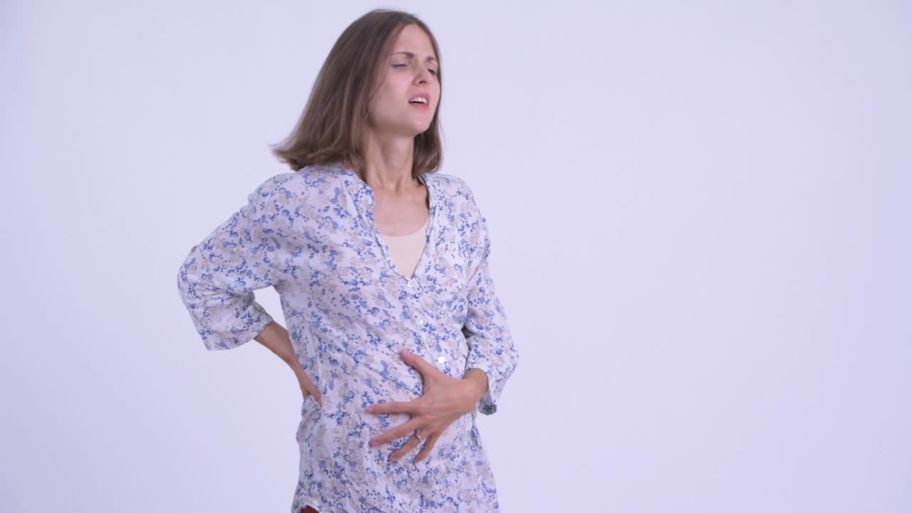 짧은 머리카락을 가진 젊은 아름다운 임신한 여성