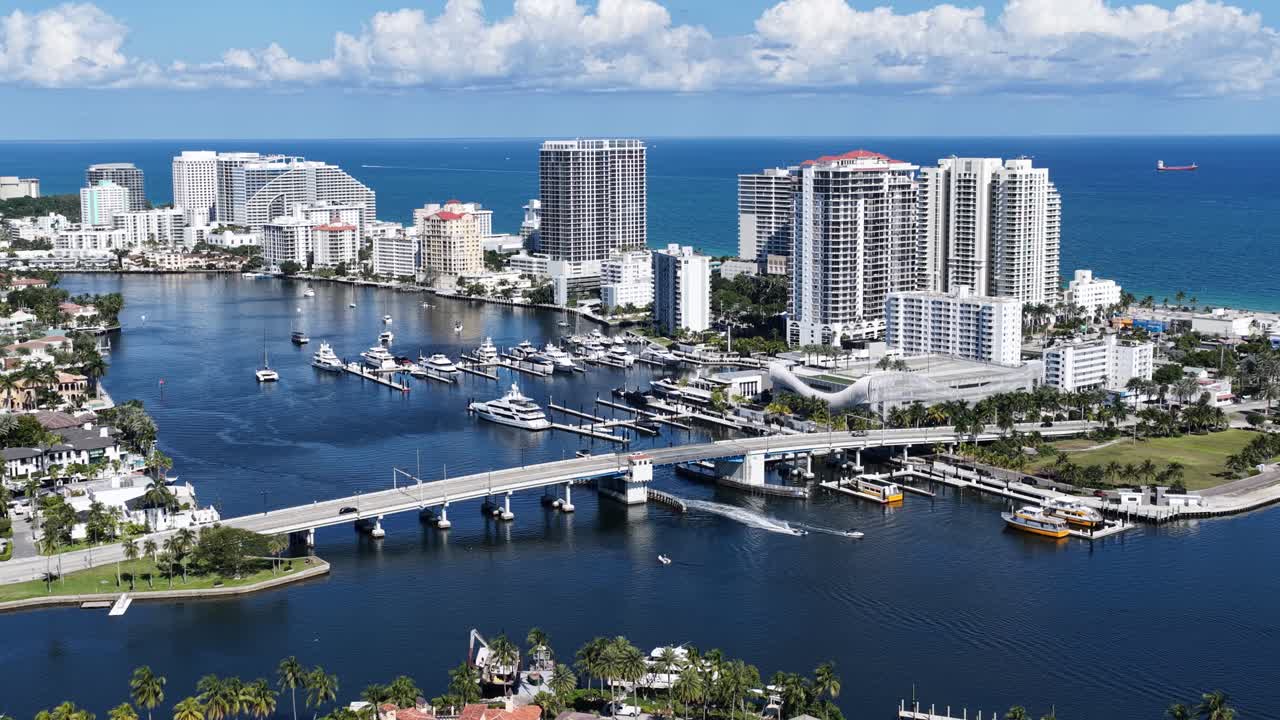 Skyline di Fort Lauderdale a Fort Lauderdale in Florida, Stati Uniti. Paesaggio della spiaggia. Quartiere del centro. Destinazione di viaggio. Skyline di Fort Lauderdale in Florida, Stati Uniti. Paesaggio marino naturale