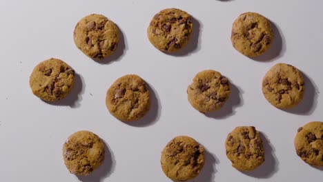 tiro de ojo de pájaro de galletas veganas con chocolate dentro durante el amanecer y el atardecer