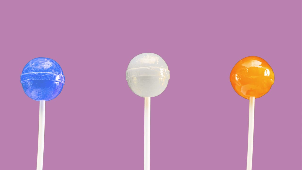 현대적인 분홍색 배경에 있는 스 모션 릴리, 달한 사탕, 카라멜 사탕