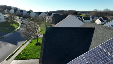 Paneles-Solares-En-El-Techo-De-Una-Casa-En-Una-Zona-Residencial-Americana-Al-Atardecer