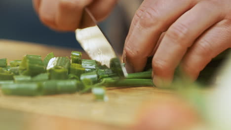 cortar las cebollas verdes
