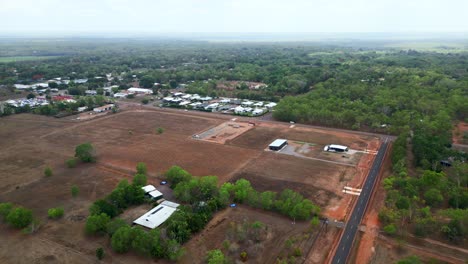 tomas aéreas de bloques vacantes de tierra en una ciudad rural con bosques naturales rodeados